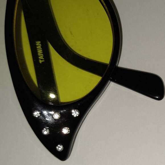 Sunglasses Rhinestone Cat Eye Yellow Lens Black Frame 1950s-Style 90s Deadstock - Picture 3 of 4